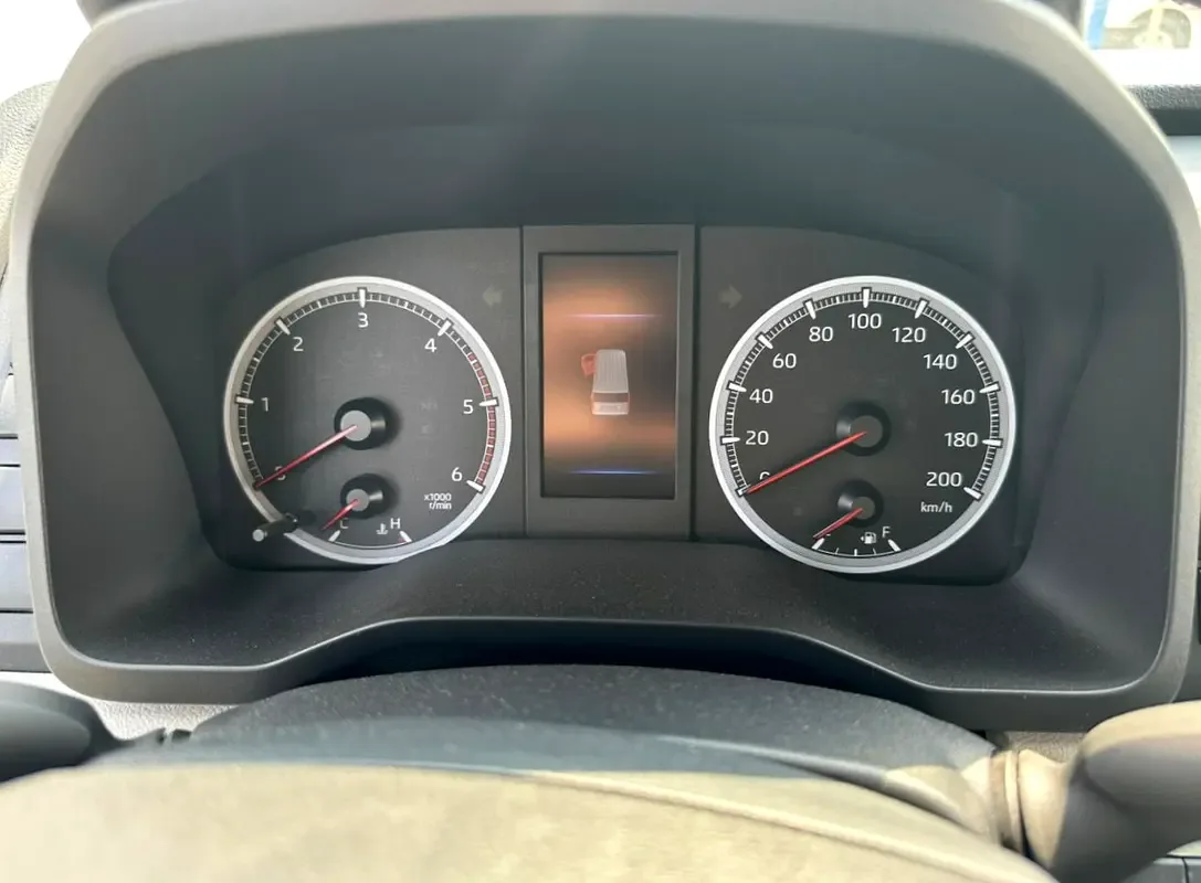 Toyota Hiace 2.8 MT (156 hp) - 10