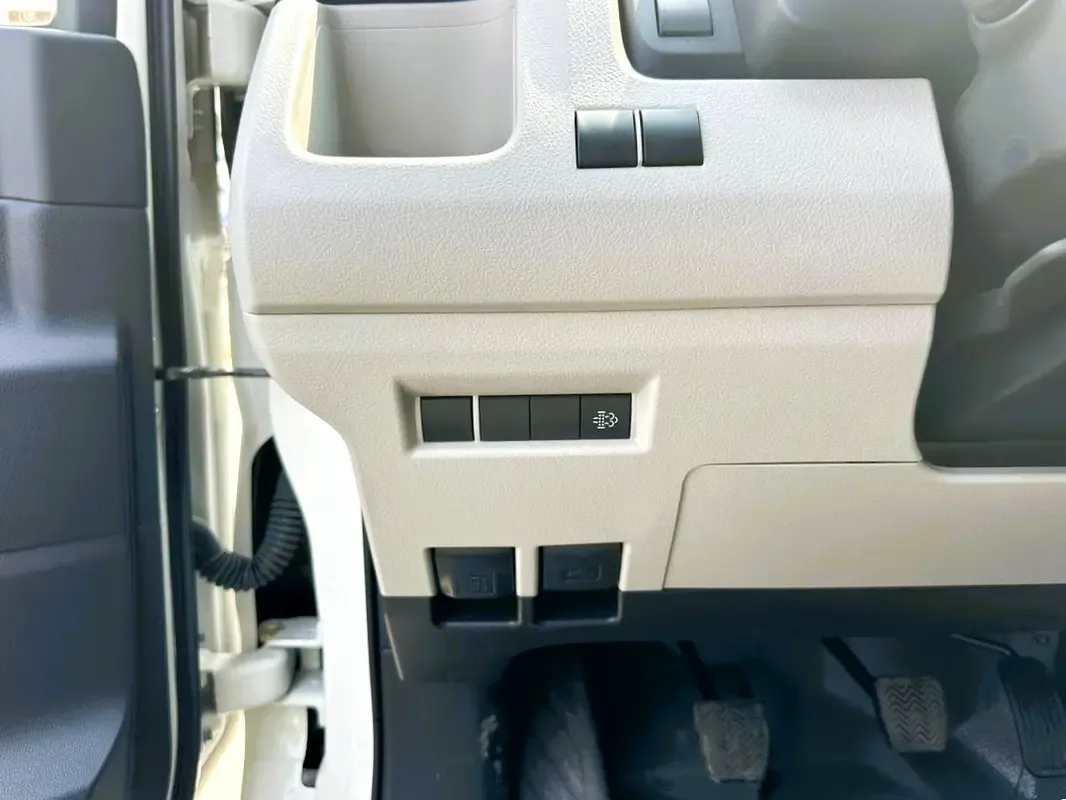 Toyota Hiace 2.8 MT (156 hp) - 11