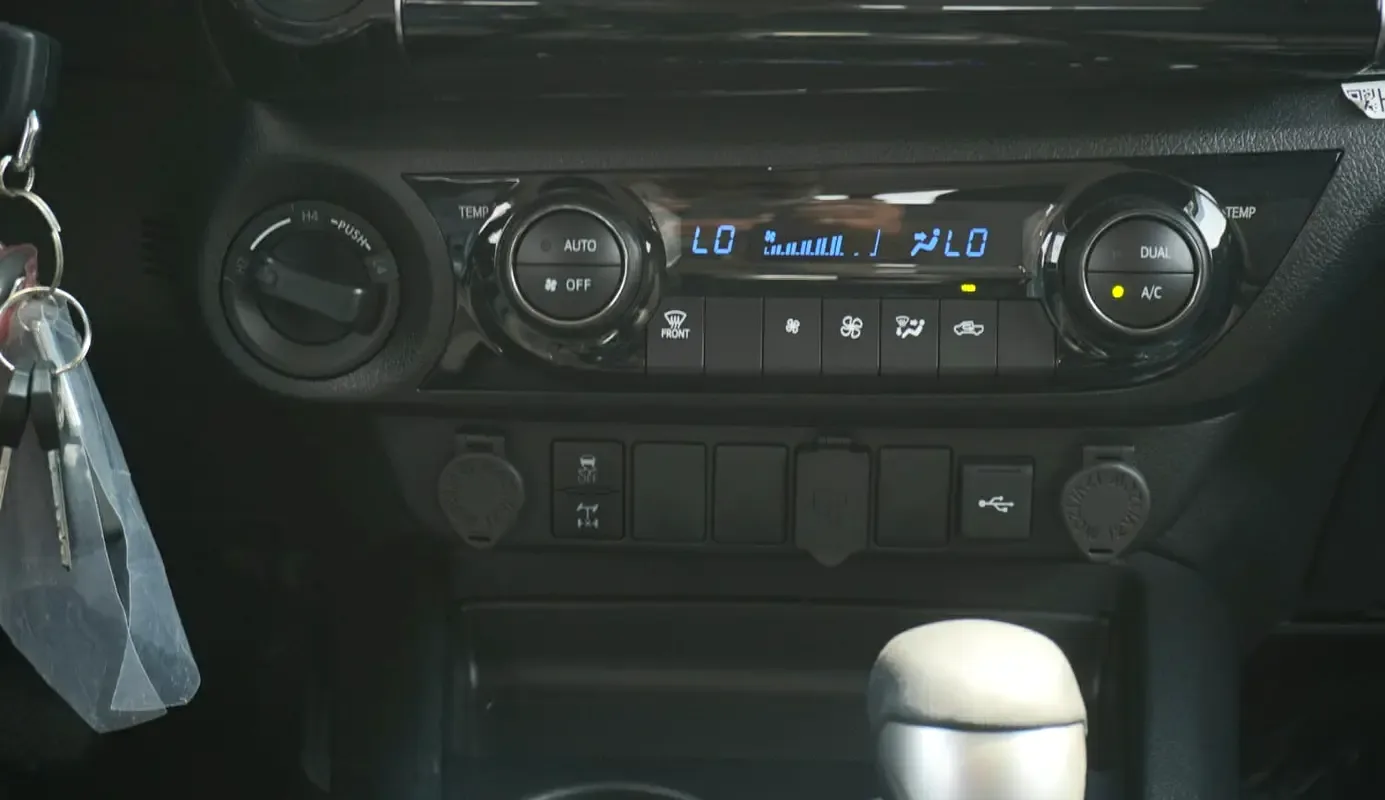Toyota Hilux 2.4 AT 4WD (150 hp) - 19