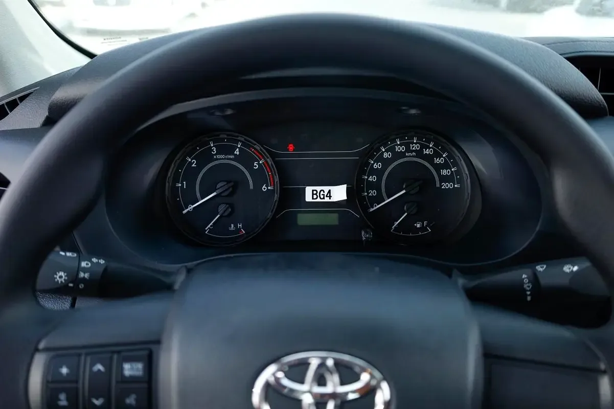 Toyota Hilux 2.4 D MT RWD (150 حصان) - 9