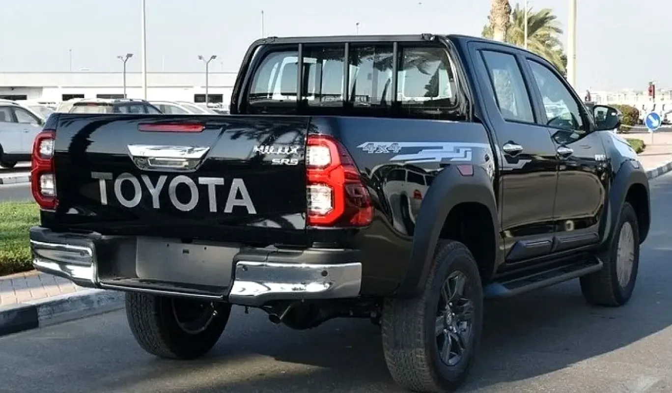 Toyota Hilux 2.7 AT RWD (166 حصان) - 2