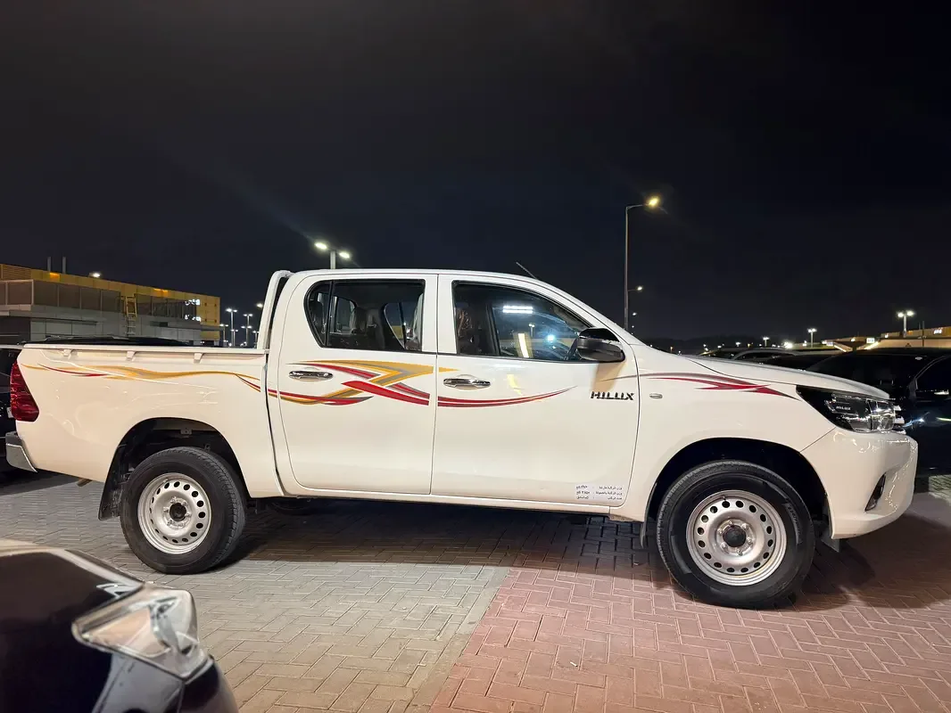 Toyota Hilux 2.7 AT RWD (166 حصان) - 2
