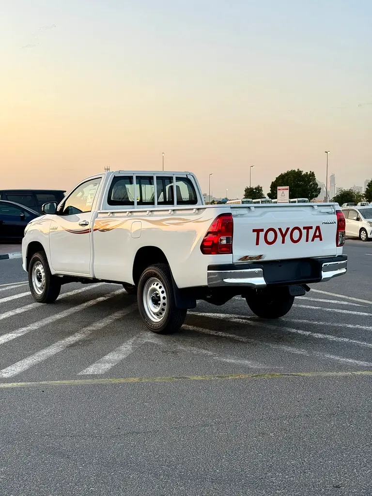 Toyota Hilux 2.7 MT 4WD (166 حصان) - 6