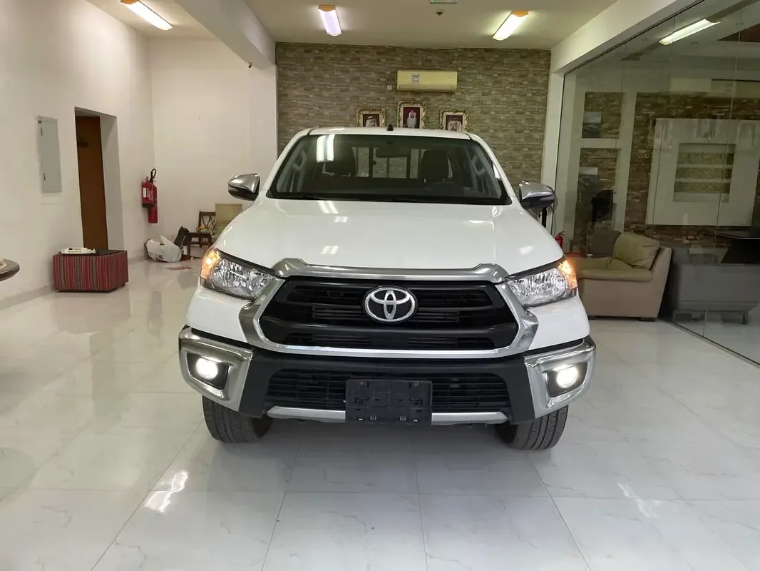Toyota Hilux 2.8 AT RWD (204 hp)
