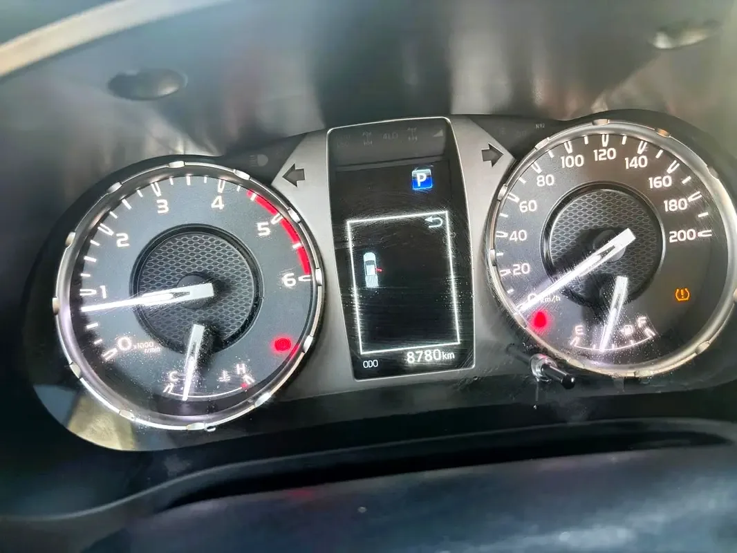 Toyota Hilux 2.8 AT RWD (204 حصان) - 14