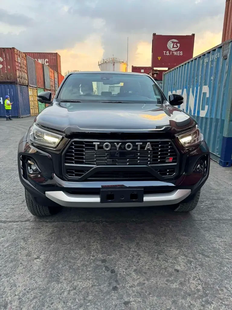 Toyota Hilux 2.8 AT RWD (204 hp)