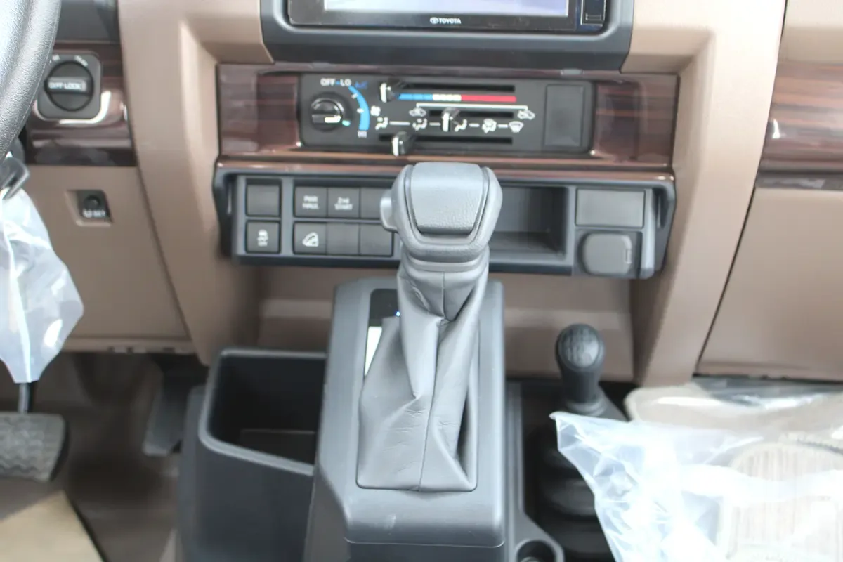 Toyota Land Cruiser 4.0 AT AWD (228 hp) - 12