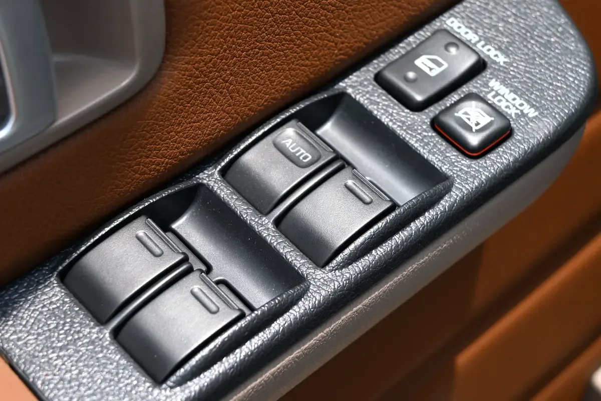 Toyota Land Cruiser 4.5 MT 4WD (205 حصان) - 6