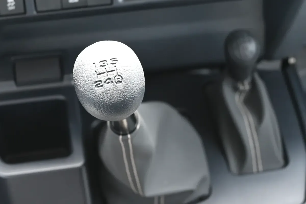Toyota Land Cruiser 4.5 MT 4WD (205 حصان) - 13