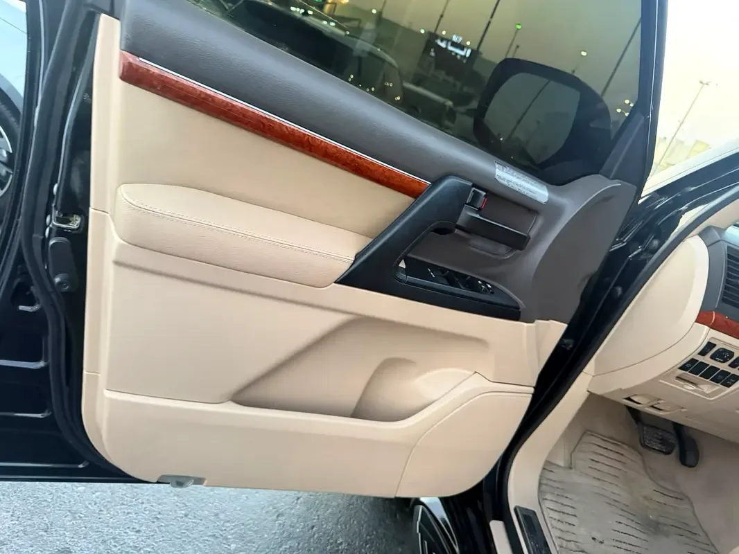 Toyota Land Cruiser 4.6 AT 4WD (5 مقاعد) (309 حصان) - 9