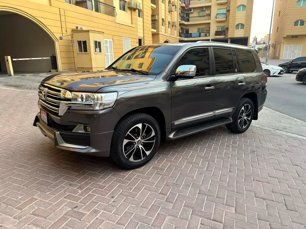 Toyota Land Cruiser 4.6 AT 4WD (7 places) (309 hp)