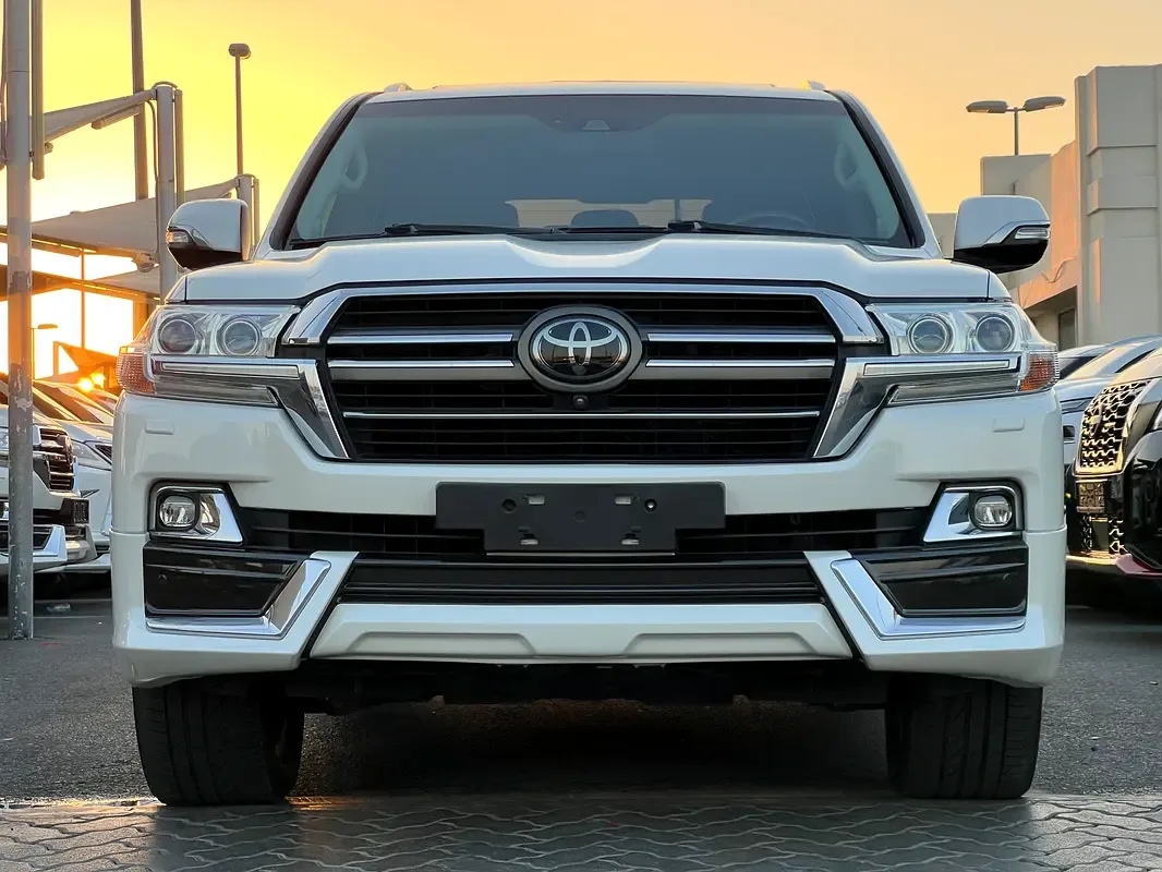 Toyota Land Cruiser 5.7 AT 4WD (381 حصان) - 2