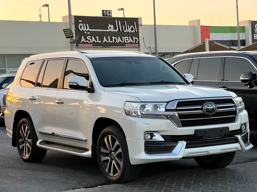 Toyota Land Cruiser 5.7 AT 4WD (381 حصان) - 4