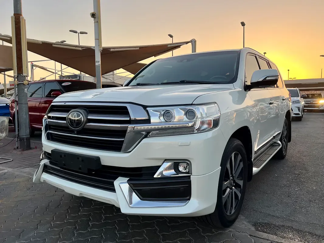 Toyota Land Cruiser 5.7 AT 4WD (381 حصان) - 5