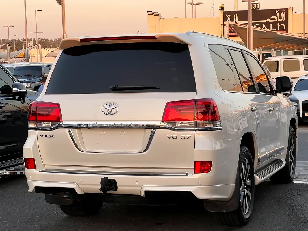 Toyota Land Cruiser 5.7 AT 4WD (381 حصان) - 8