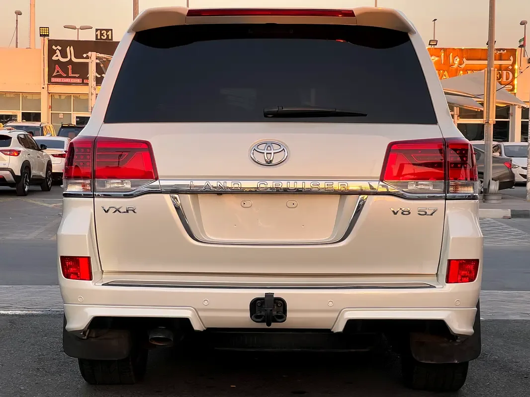 Toyota Land Cruiser 5.7 AT 4WD (381 حصان) - 10