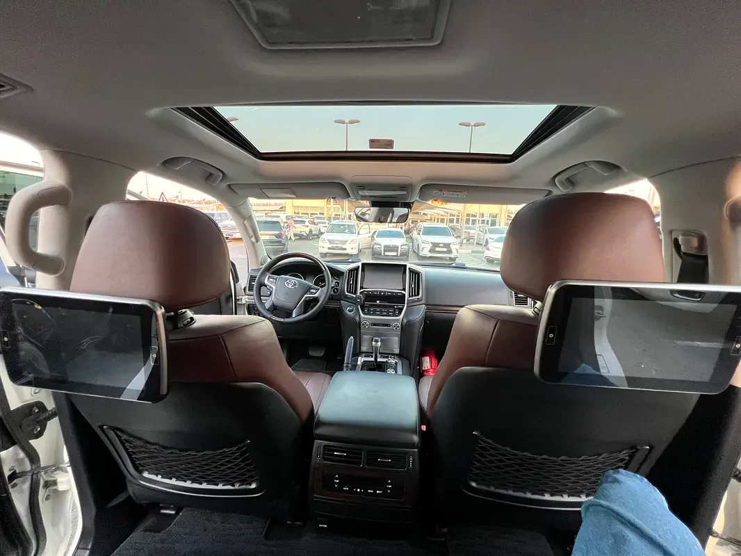 Toyota Land Cruiser 5.7 AT 4WD (381 حصان) - 11
