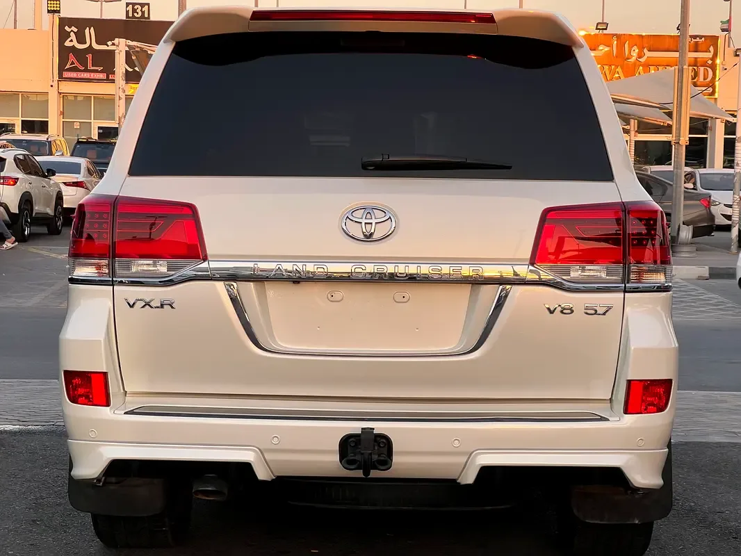 Toyota Land Cruiser 5.7 AT 4WD (381 حصان) - 9