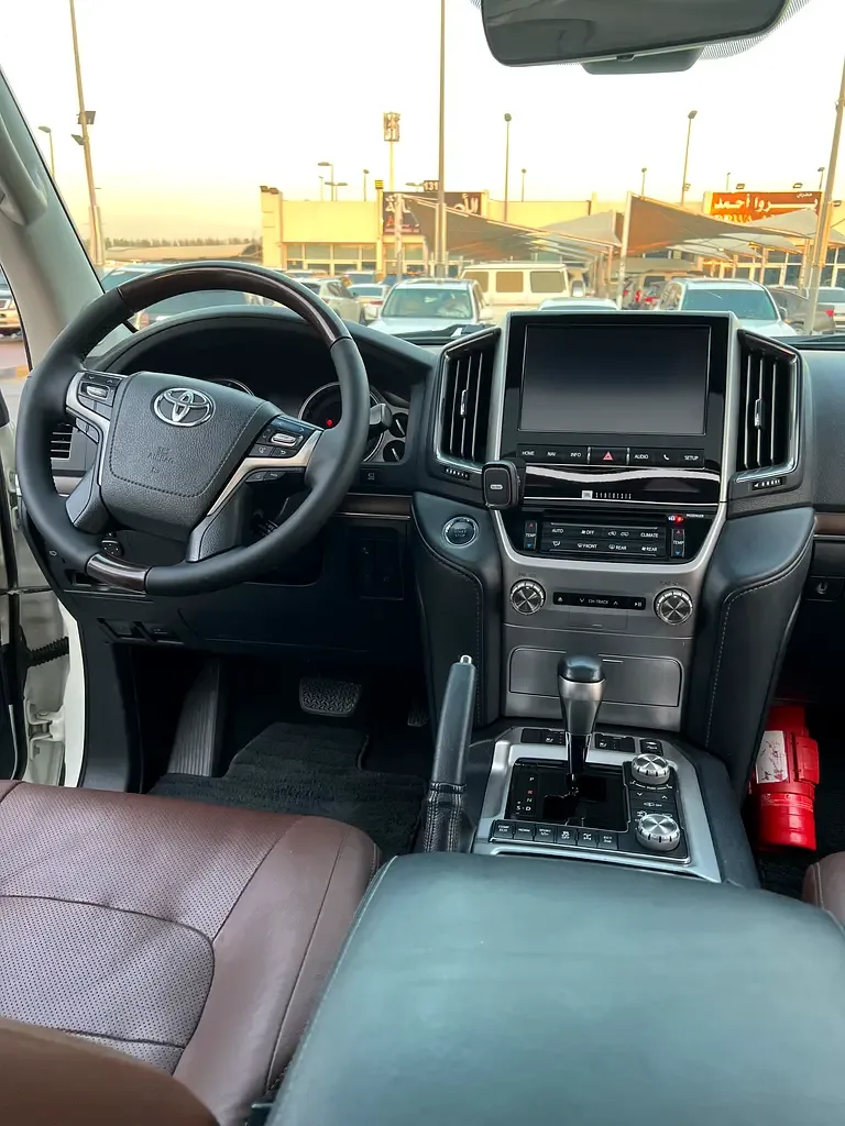 Toyota Land Cruiser 5.7 AT 4WD (381 حصان) - 13