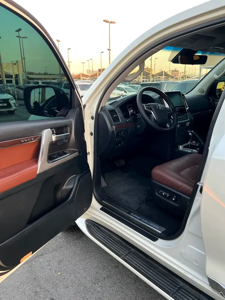 Toyota Land Cruiser 5.7 AT 4WD (381 حصان) - 14