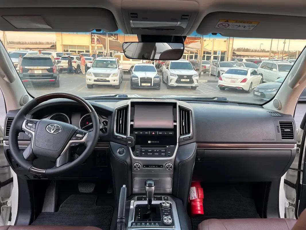 Toyota Land Cruiser 5.7 AT 4WD (381 حصان) - 12