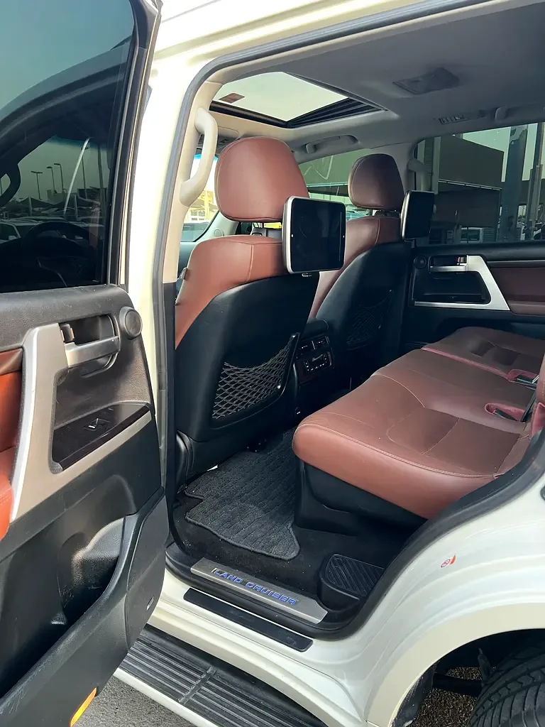 Toyota Land Cruiser 5.7 AT 4WD (381 حصان) - 17