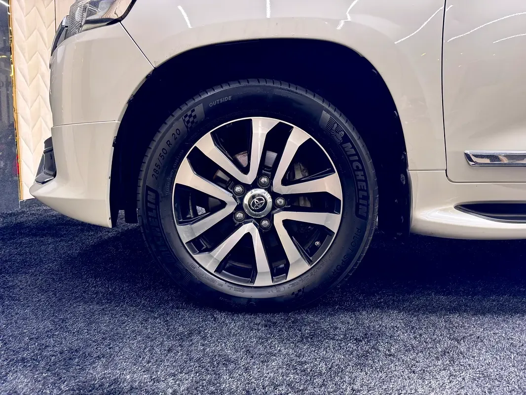 Toyota Land Cruiser 5.7 AT 4WD (381 hp) - 11
