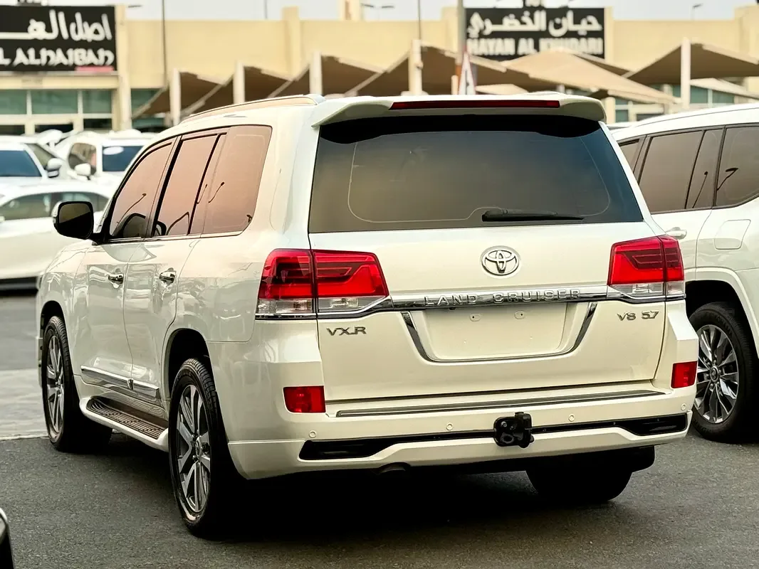 Toyota Land Cruiser 5.7 AT 4WD (381 hp) - 11