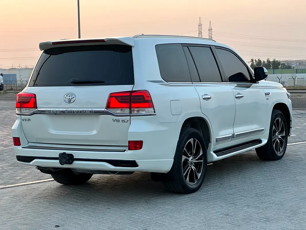 Toyota Land Cruiser 5.7 AT 4WD (381 حصان) - 2