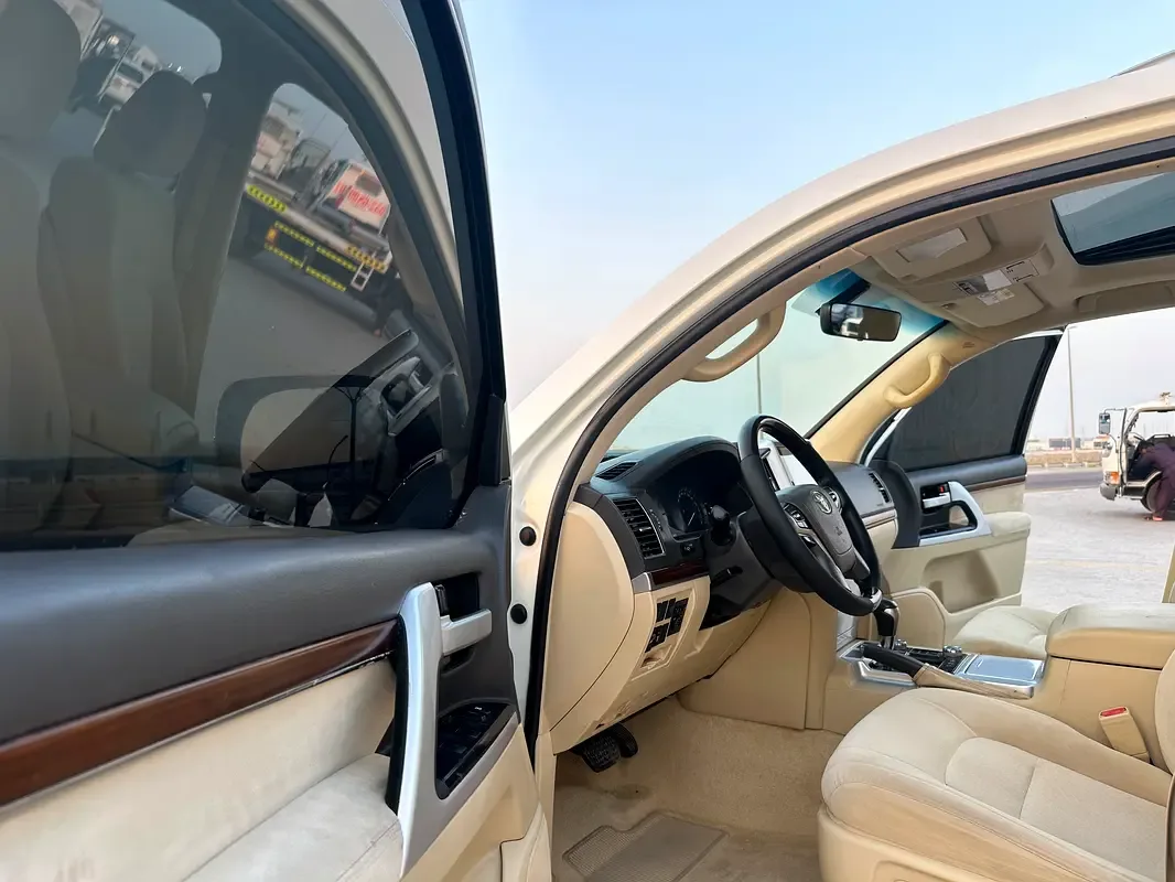 Toyota Land Cruiser 5.7 AT 4WD (381 حصان) - 4