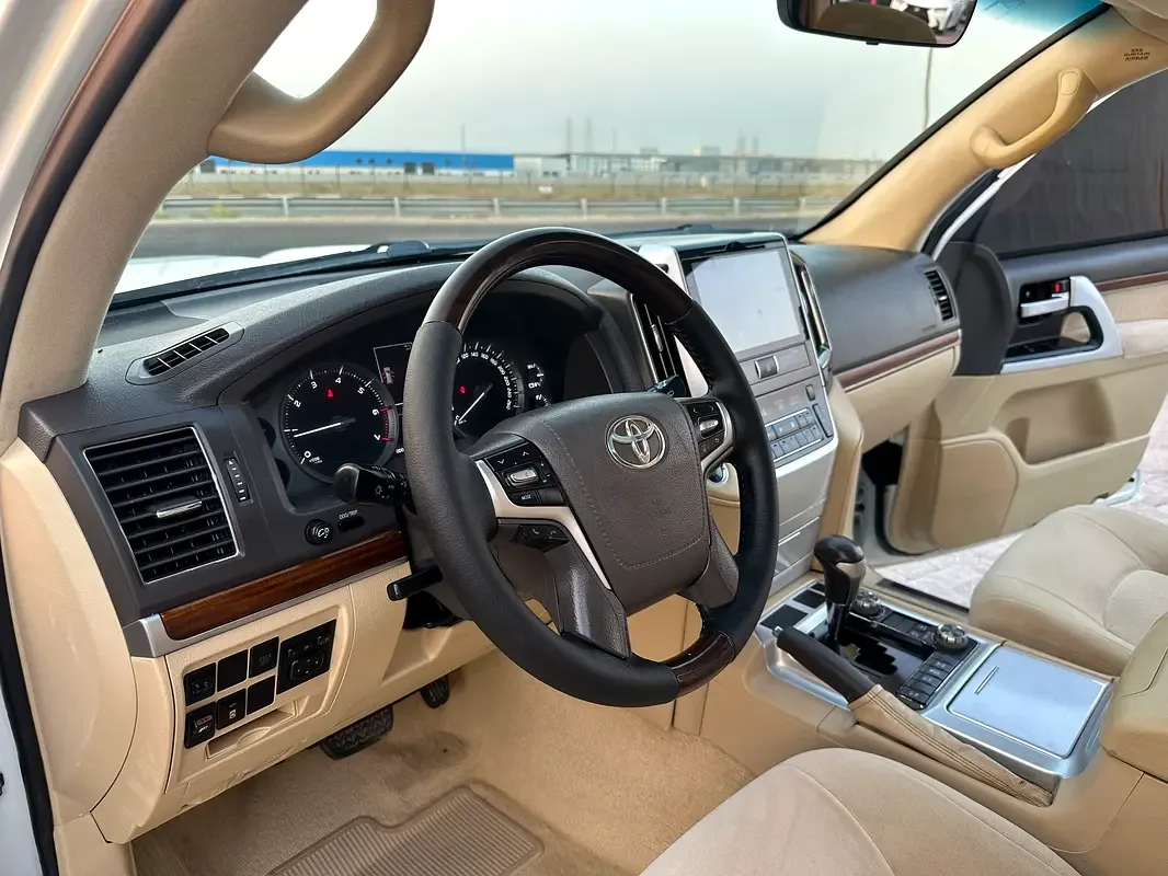 Toyota Land Cruiser 5.7 AT 4WD (381 حصان) - 5