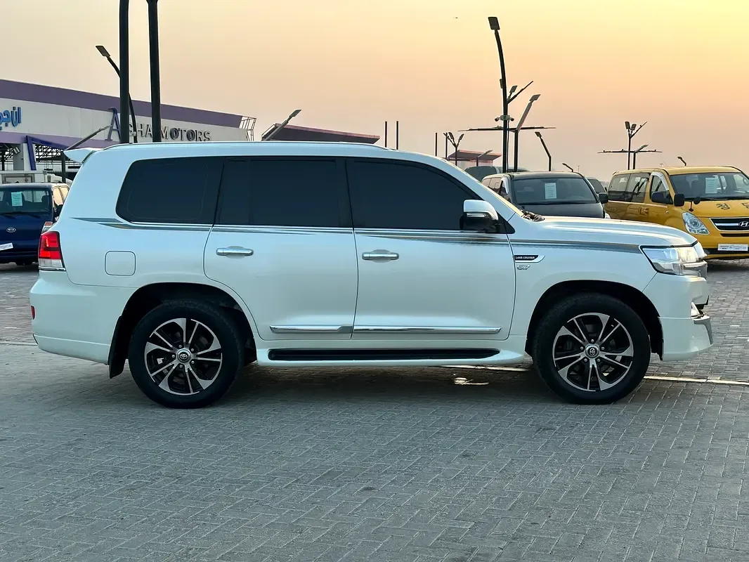 Toyota Land Cruiser 5.7 AT 4WD (381 حصان) - 3