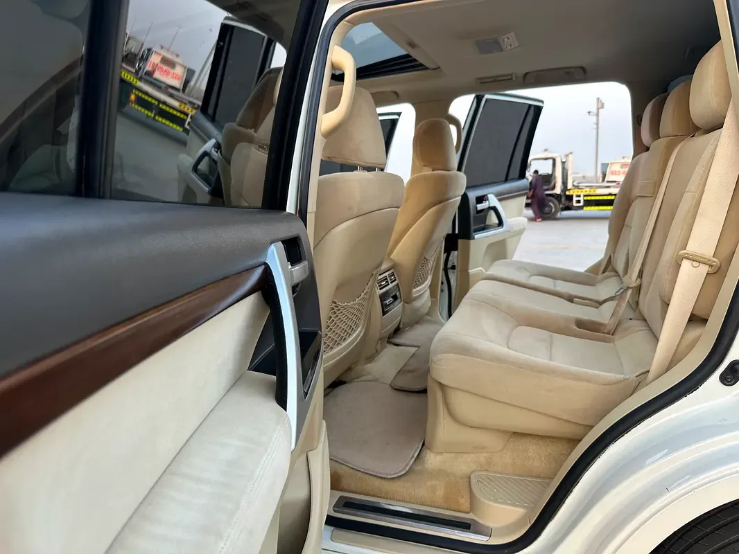 Toyota Land Cruiser 5.7 AT 4WD (381 حصان) - 10