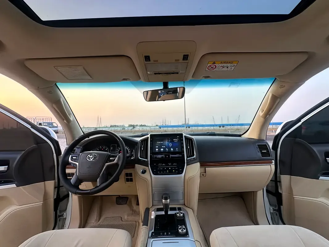 Toyota Land Cruiser 5.7 AT 4WD (381 حصان) - 11