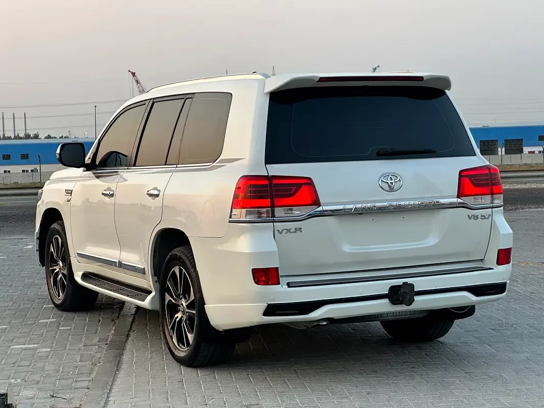 Toyota Land Cruiser 5.7 AT 4WD (381 حصان) - 14