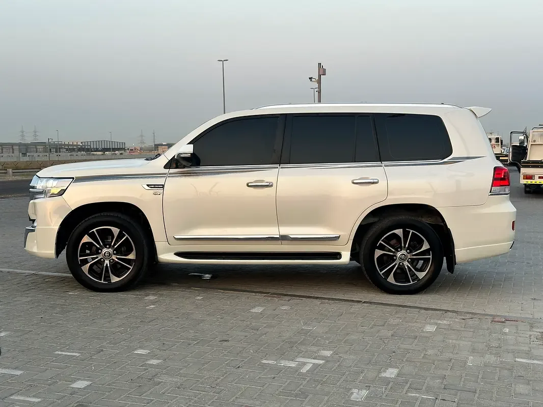 Toyota Land Cruiser 5.7 AT 4WD (381 حصان) - 15