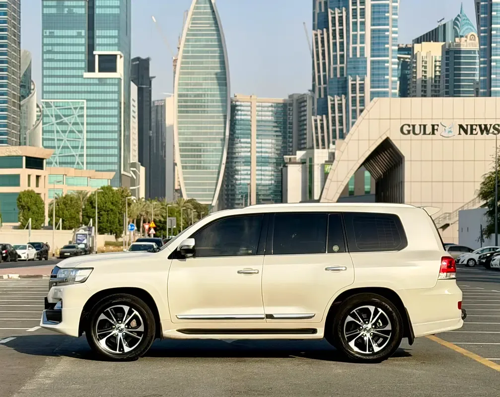Toyota Land Cruiser 5.7 AT 4WD (381 حصان) - 4