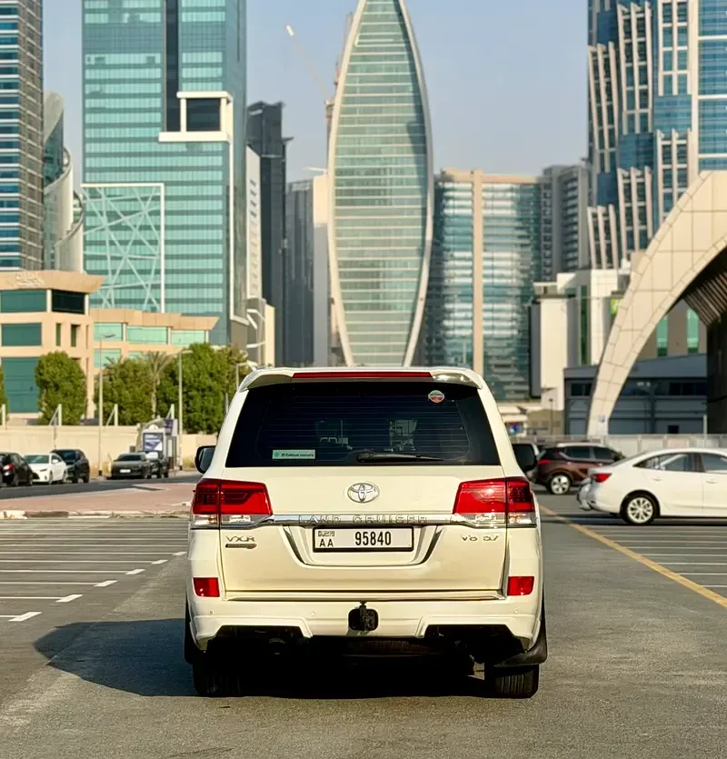 Toyota Land Cruiser 5.7 AT 4WD (381 حصان) - 6