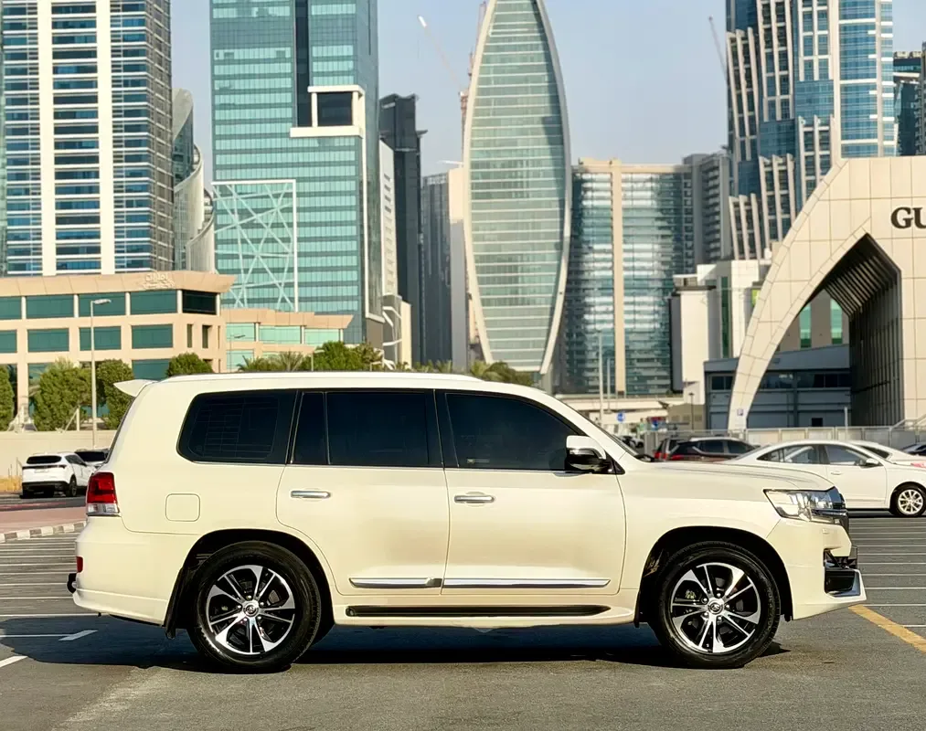 Toyota Land Cruiser 5.7 AT 4WD (381 حصان) - 5