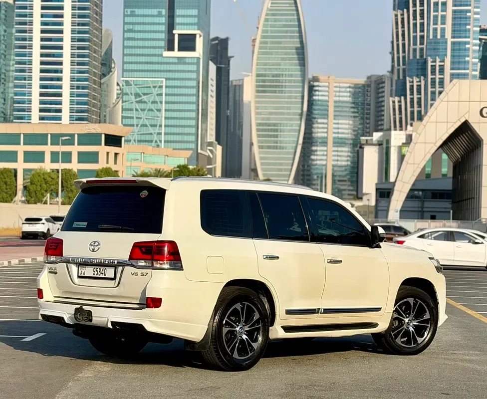 Toyota Land Cruiser 5.7 AT 4WD (381 حصان) - 8