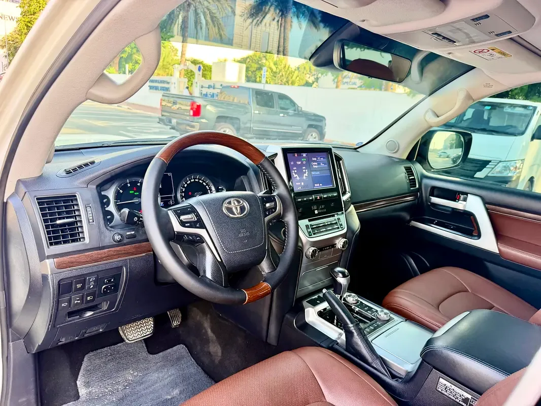 Toyota Land Cruiser 5.7 AT 4WD (381 حصان) - 9
