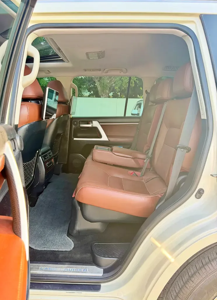 Toyota Land Cruiser 5.7 AT 4WD (381 حصان) - 11