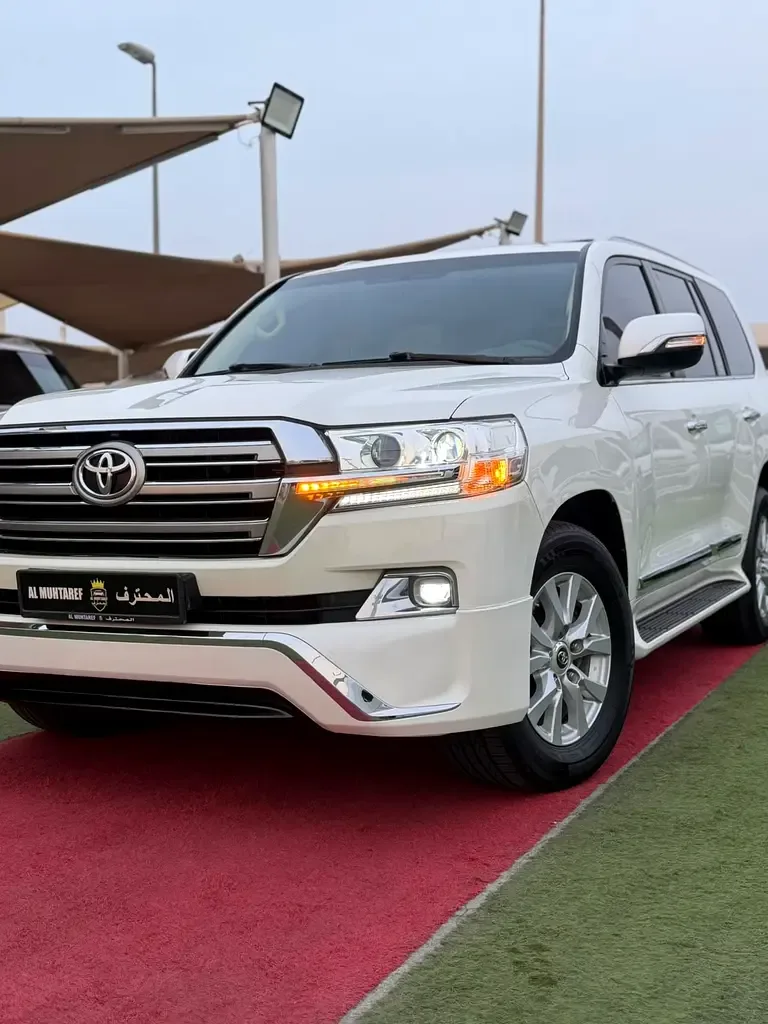Toyota Land Cruiser 5.7 AT 4WD (381 hp)