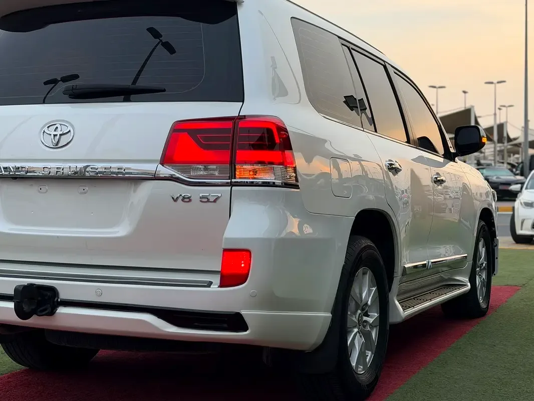 Toyota Land Cruiser 5.7 AT 4WD (381 hp) - 5