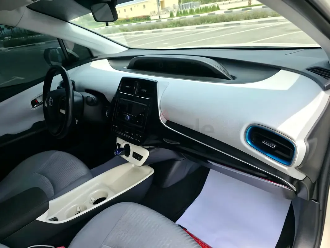 Toyota Prius 1.8 AT (98 حصان) - 10