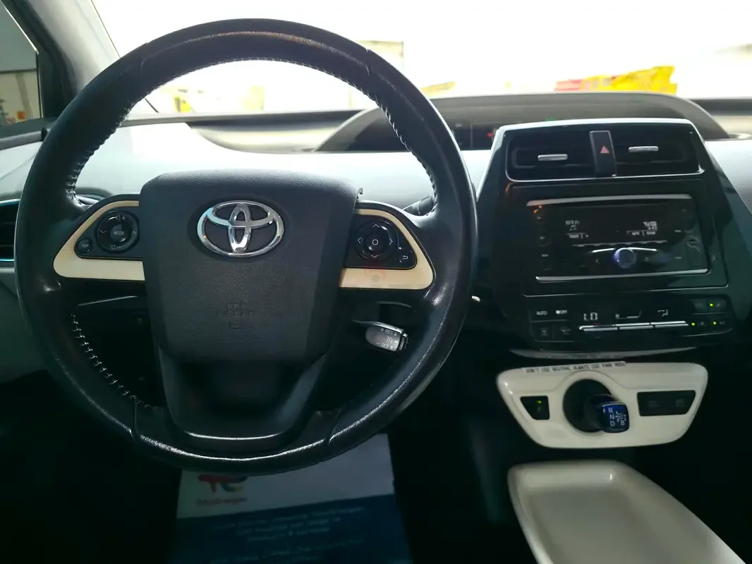 Toyota Prius 1.8 AT (98 حصان) - 12
