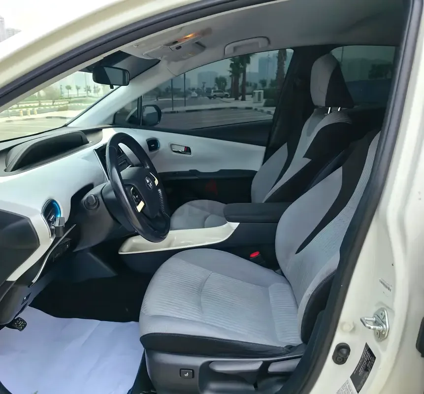 Toyota Prius 1.8 AT (98 حصان) - 13