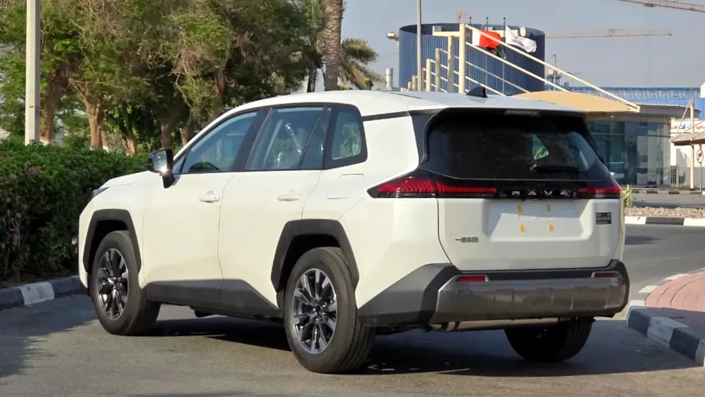 Toyota RAV4 2.5 CVT (226 حصان) - 6