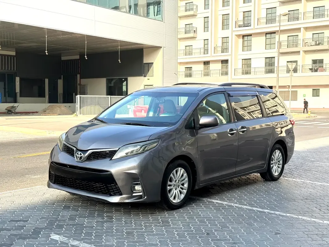 Toyota Sienna 3.5 AT (266 حصان) - 2