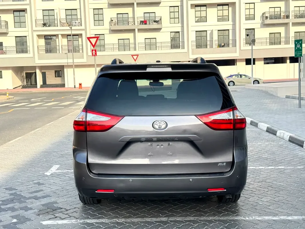 Toyota Sienna 3.5 AT (266 حصان) - 3
